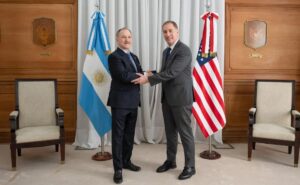 El embajador de EEUU pidió excluir a empresas chinas en proyectos estratégicos