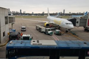 Embargan cuentas de Flybondi por deuda millonaria con ARCA