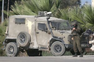 Colonos israelíes asedian a familias palestinas en Cisjordania y EE.UU. condena