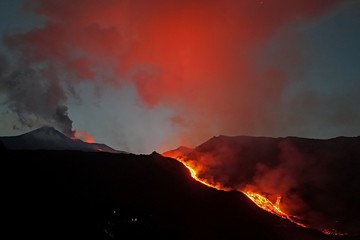 Erupción del Etna: 700 vuelos cancelados y turistas varados en Sicilia