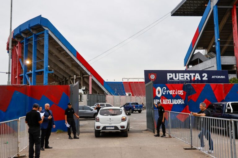 La barra de San Lorenzo visitó a los jugadores y dejó una lista