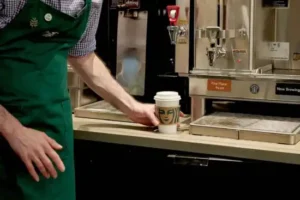 Cuánto gana un empleado de Starbucks en agosto 2026: sueldos por categoría