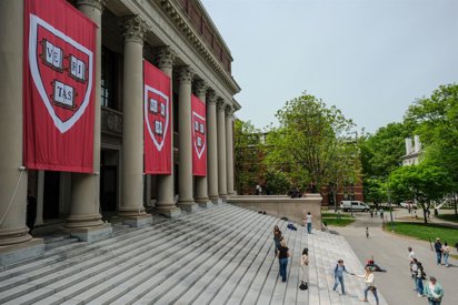 Desestiman demanda de Trump contra Harvard por antisemitismo