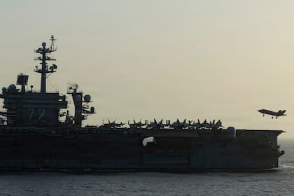 Portaaviones USS Abraham Lincoln: denuncian moho, falta de alimentos e intentos de suicidio