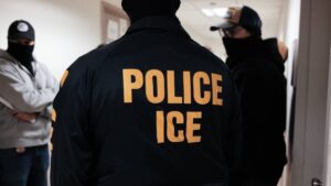 ICE prepara guantes con descargas eléctricas para detenciones
