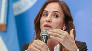 Tolosa Paz: «La inflación no desapareció, el salario sí»