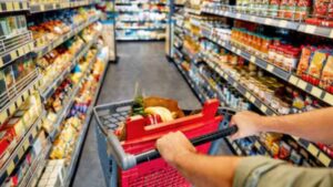 Canasta básica subió más que la inflación en julio: $1.564.716 para no ser pobre