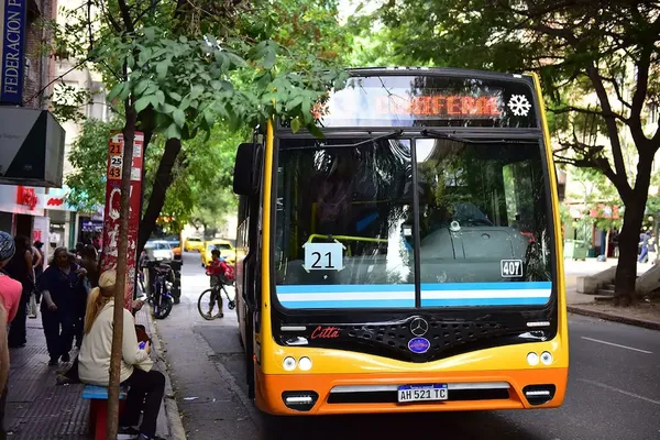 Paro de colectivos: la UTA suspendió la medida para este viernes