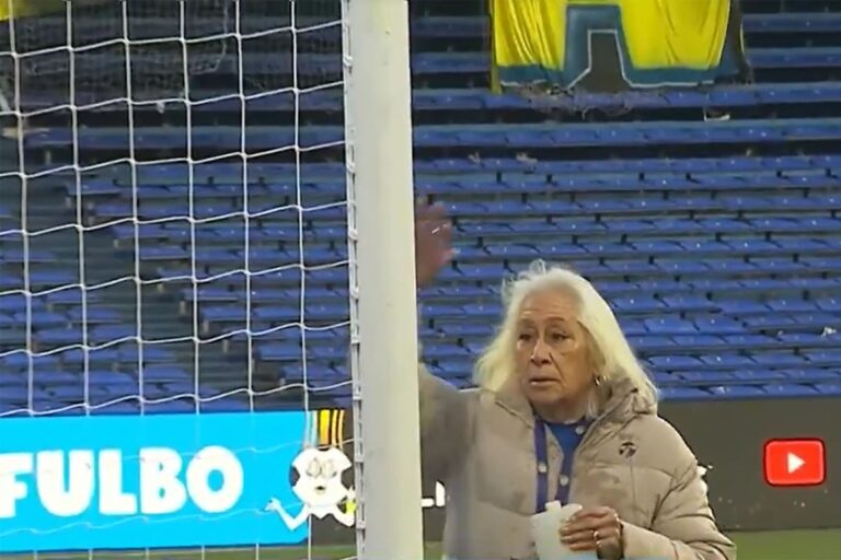 El particular ritual en Arroyito: una mujer bendijo el arco de Central antes de recibir a Corinthians