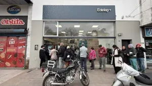 Boletas que triplican y largas filas: el malestar de los usuarios de Edelap en La Plata