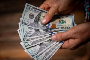 Precios en la era Milei: qué subió y qué bajó en dólares