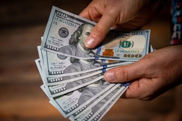 Precios en la era Milei: qué subió y qué bajó en dólares
