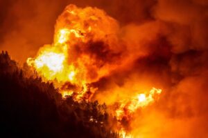 Ola de calor reaviva incendios: heridos y evacuados