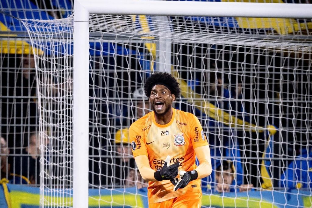 El arquero de Corinthians denunció actos racistas de hinchas de Rosario Central