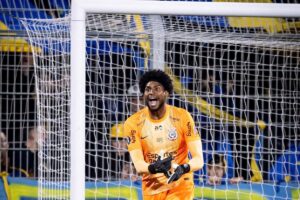 El arquero de Corinthians denunció actos racistas de hinchas de Rosario Central