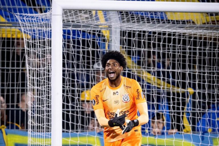 El arquero de Corinthians denunció actos racistas de hinchas de Rosario Central