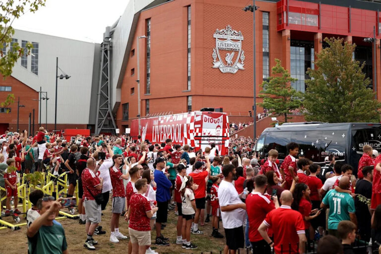 Jeff Bezos se suma al Liverpool como inversor en acuerdo por el 30%