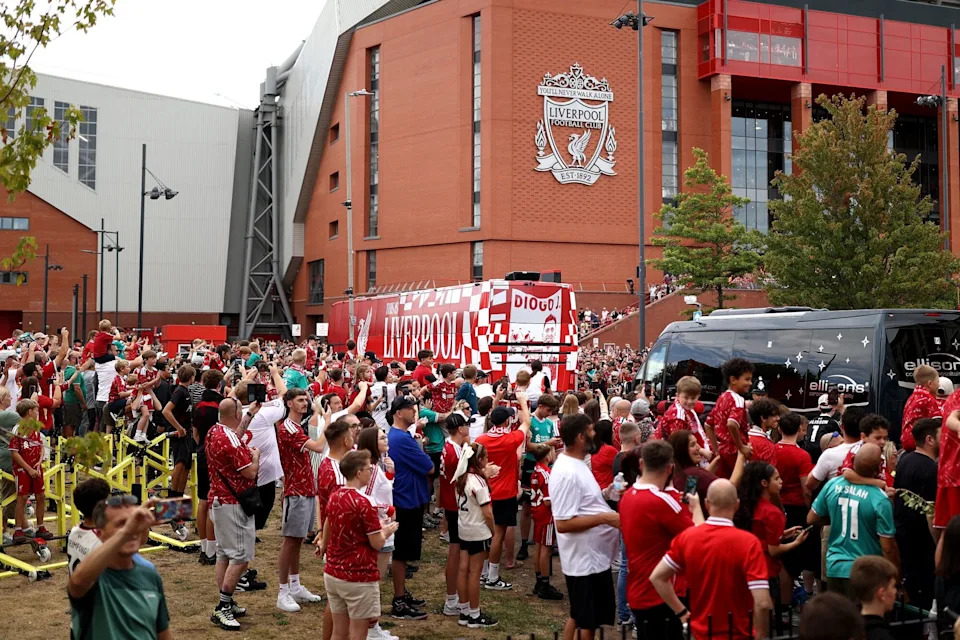 Jeff Bezos se suma al Liverpool como inversor en acuerdo por el 30%