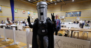 Farage ganó en Clacton, pero el Conde Binface le robó el show
