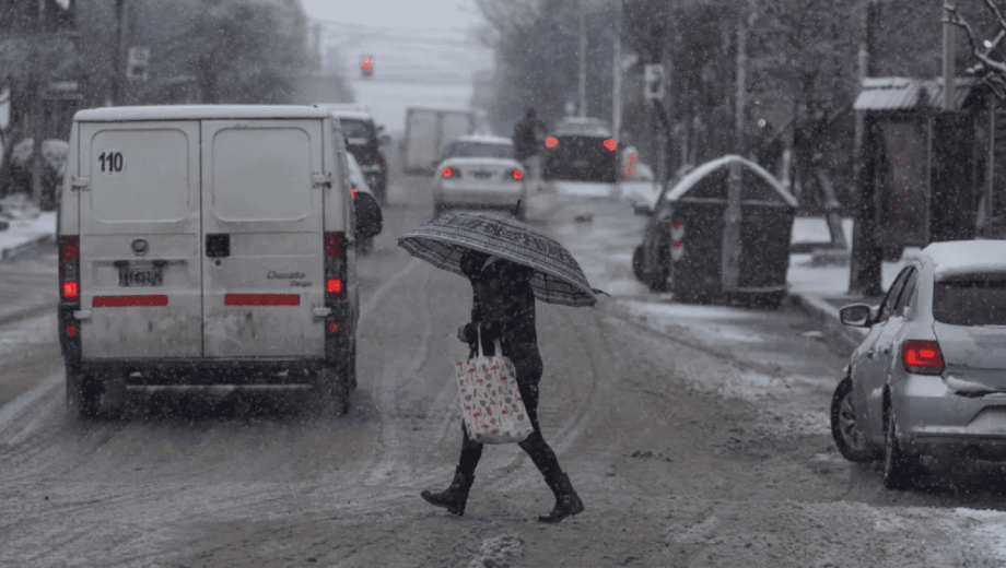 Clima en Neuquén: lluvias y nevadas en la cordillera, y viento en el valle