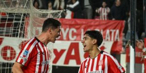 Estudiantes goleó 4-0 a Gimnasia en el clásico, que terminó con nueve jugadores