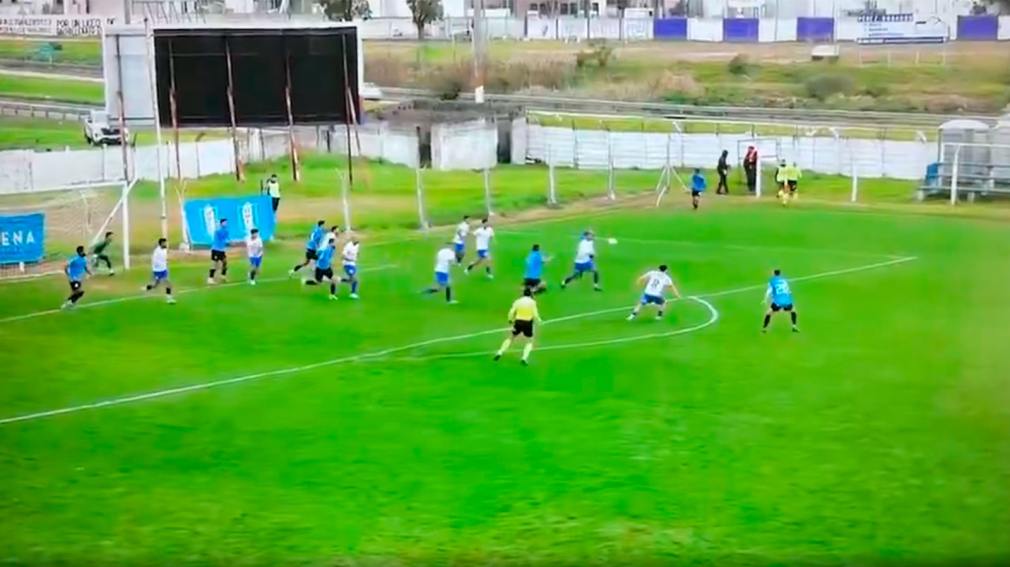 Insólito: una pelota salió de un estadio en Uruguay y provocó un choque en la ruta