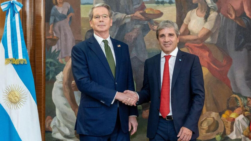 Caputo se reúne con Scott Bessent en EE.UU. para renovar el respaldo