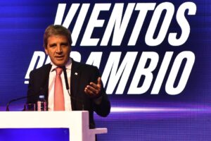 Luis Caputo defendió la marcha de la economía y le respondió a la UIA