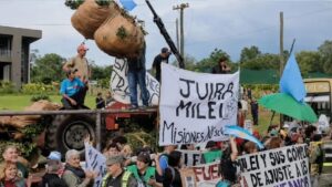 Javier Milei en Misiones: protestas de yerbateros con un tractorazo