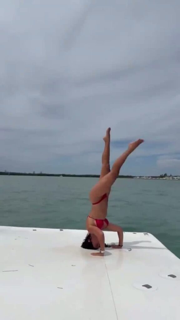 Antonela Roccuzzo mostró su paseo en yate con atardecer y yoga
