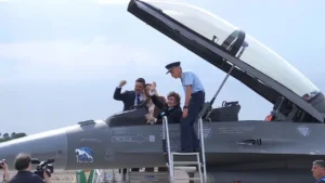 Llegan al país seis nuevos aviones de combate F-16 comprados a Dinamarca