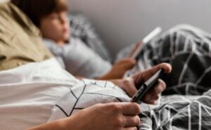 Cómo soltar el celular y recuperar el control según la ciencia