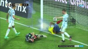 Dibu Martínez sufrió un fuerte golpe y debió salir en camilla