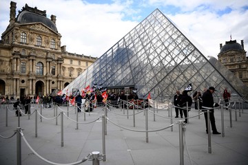 Tensión en Francia: bloquearon el Louvre y prometen más protestas